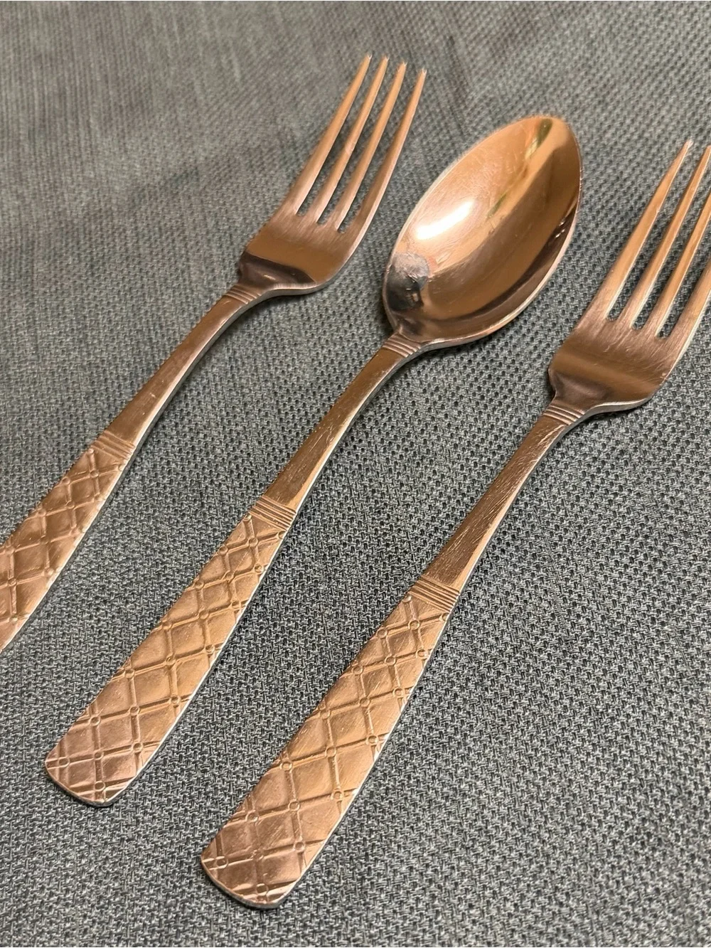 Gibson Fairford Stainless 2 Forks 1 Spoon Glossy, Lattice Handle, Flat Tip